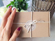 Darilni paketek - Kristalna svečka & aromaterapevtski obesek za ključe